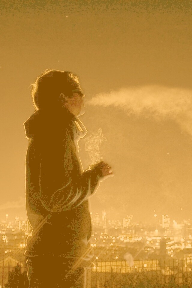 Курящий на крыше парень обои