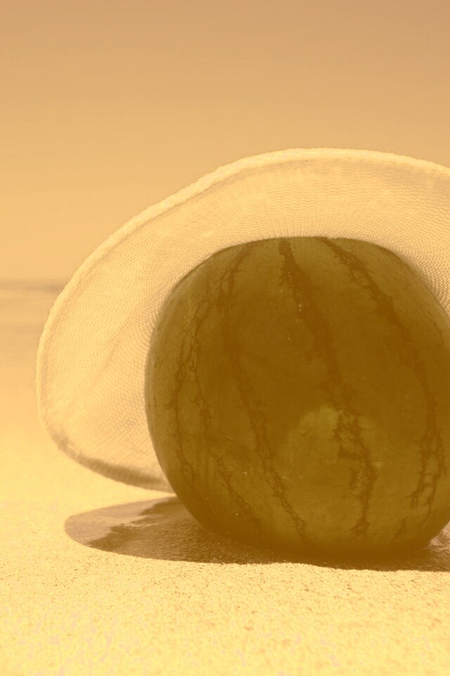 Арбуз в летней шляпке на пляже обои