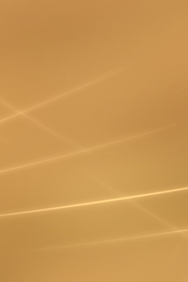 Лучи света на фиолетовом фоне обои