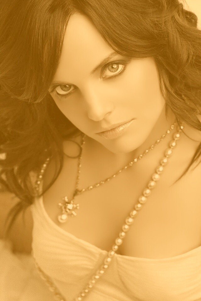 Брюнеточка с желанием в глазах обои