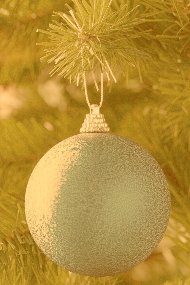 Шары на ёлке обои