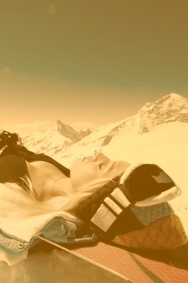 Лыжница отдыхает в горах обои