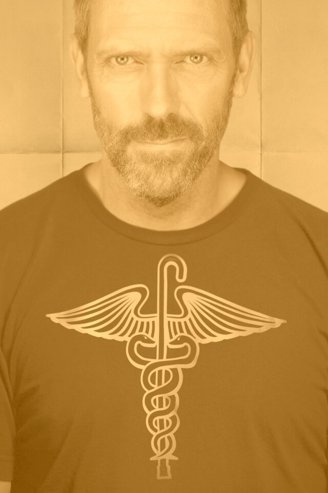 Доктор Хаус в футболке со змеями на трости обои