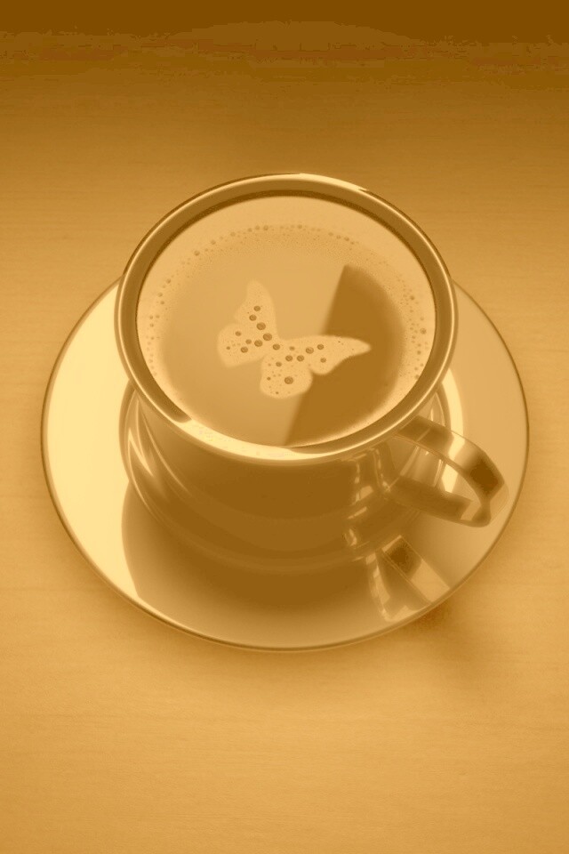 Чашка кофе с пенкой в форме бабочки обои