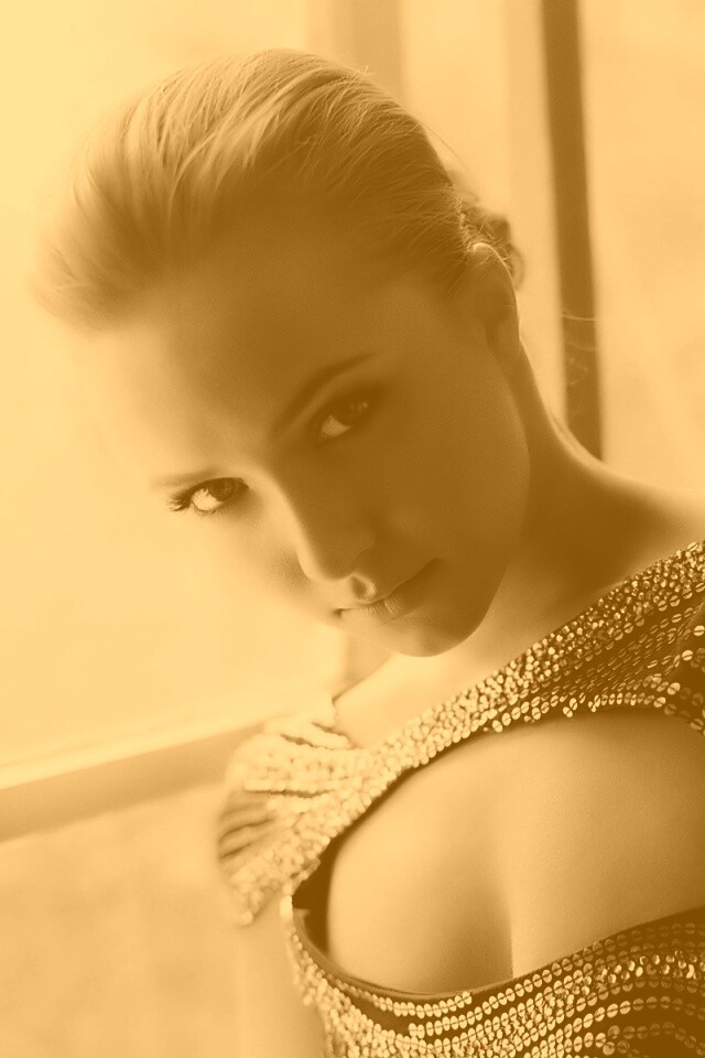 Блондинка у окна обои