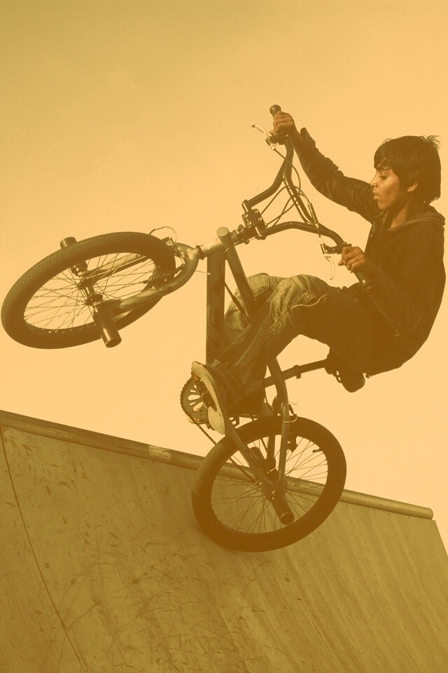 Мальчик на рампе обои