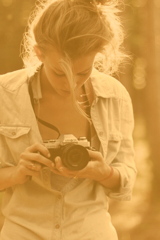 Девушка-фотограф обои