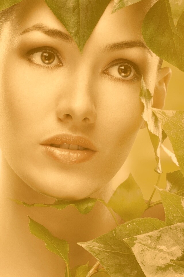 Девушка с зелеными листьями обои