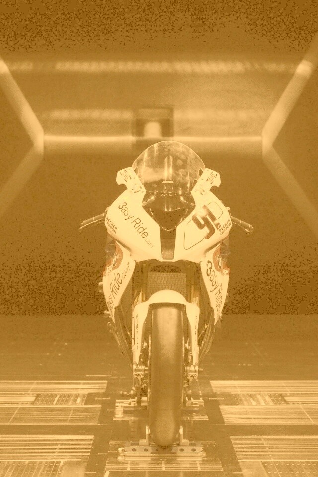 Мотоцикл на тестовом стенде обои