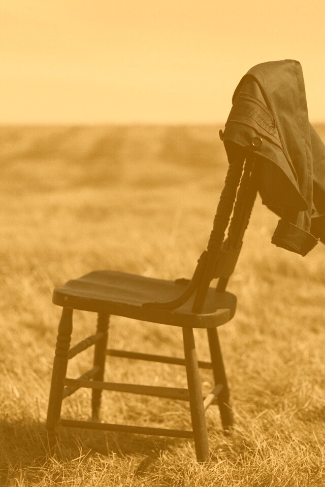 Стул в поле обои