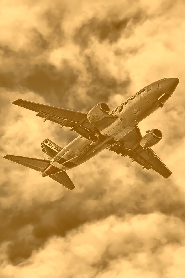 Самолет гражданской авиации в небе обои