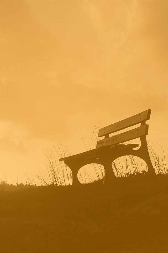 Силуэт скамейки на фоне неба обои