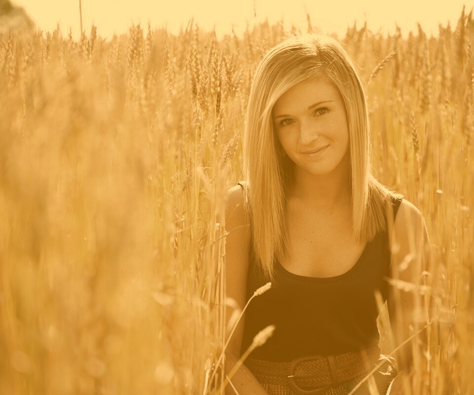 Девушка во ржи обои