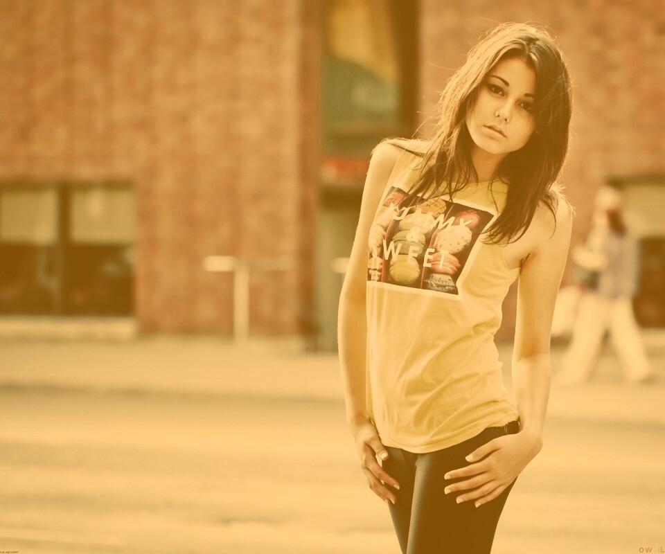 Молодая девушка в городе обои