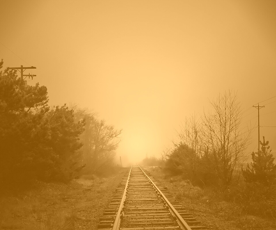 Железная дорога уходит в туман обои