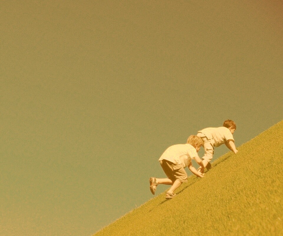 Дети взбираются в гору обои