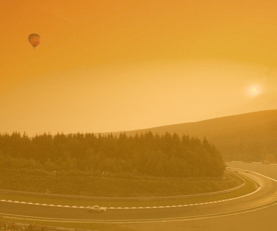 Воздушный шар над треком обои