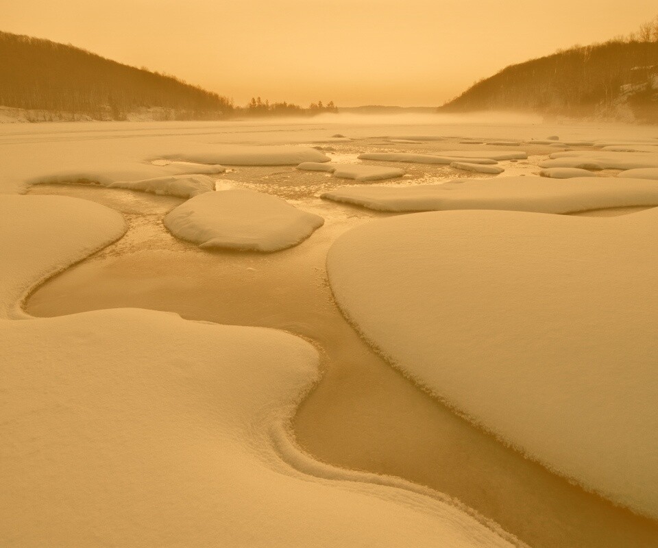 Полынья на замерзшем озере обои