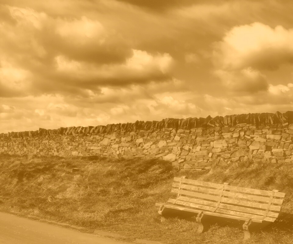 Скамейка у дороги обои