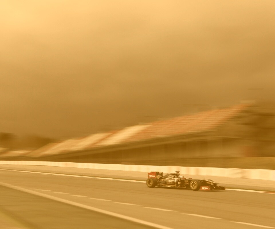 Болид на треке обои