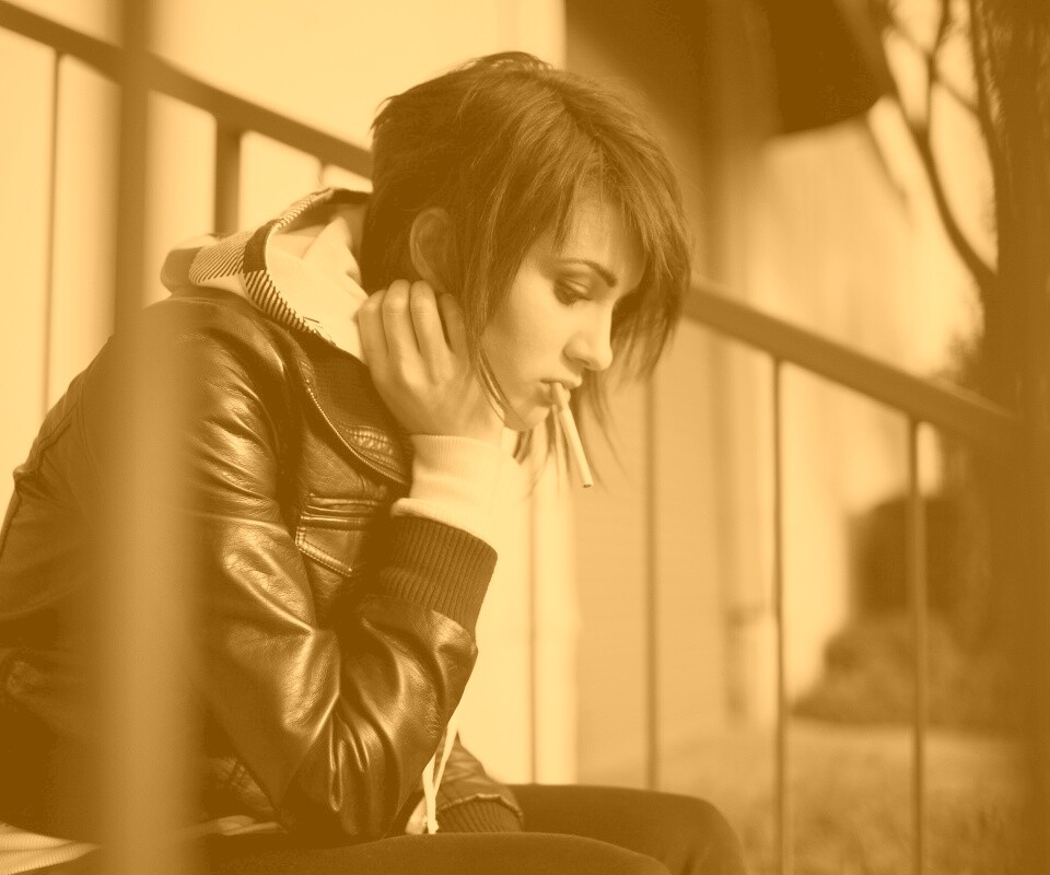 Девушка с сигаретой обои