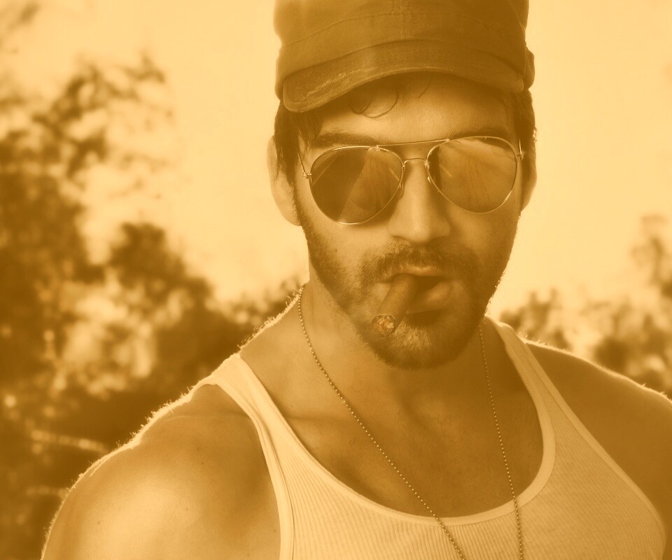 Суровый парень с сигарой обои