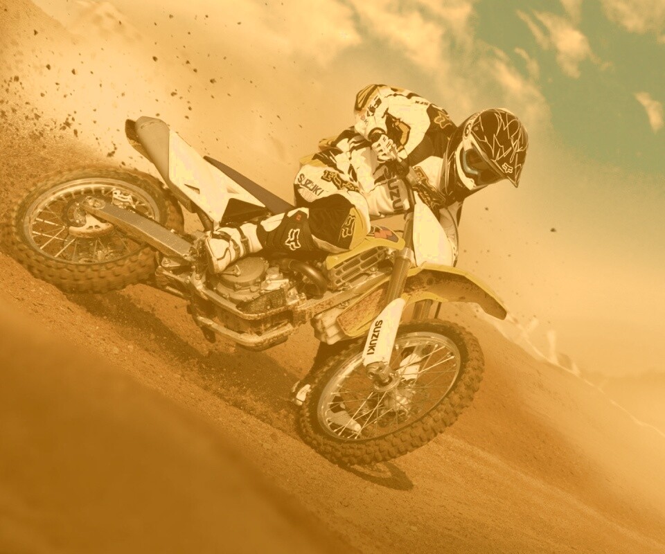 Мотоциклист на кроссовом байке обои