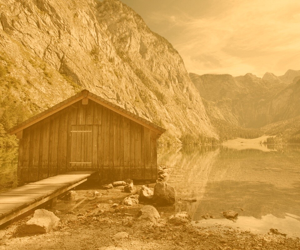 Лодный сарай на горном озере обои