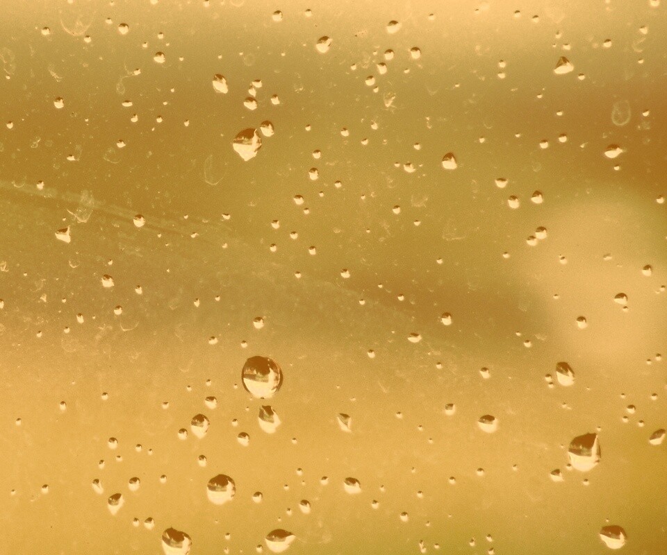 Капли на грязном стекле обои