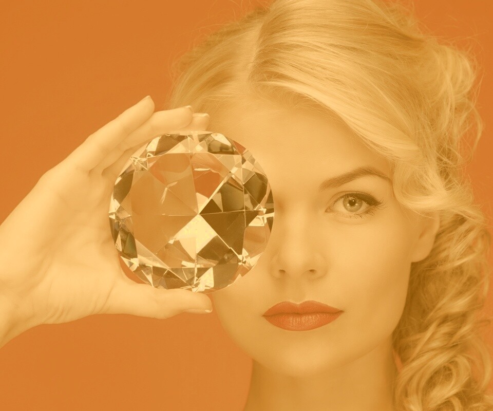 Девушка с бриллиантом обои