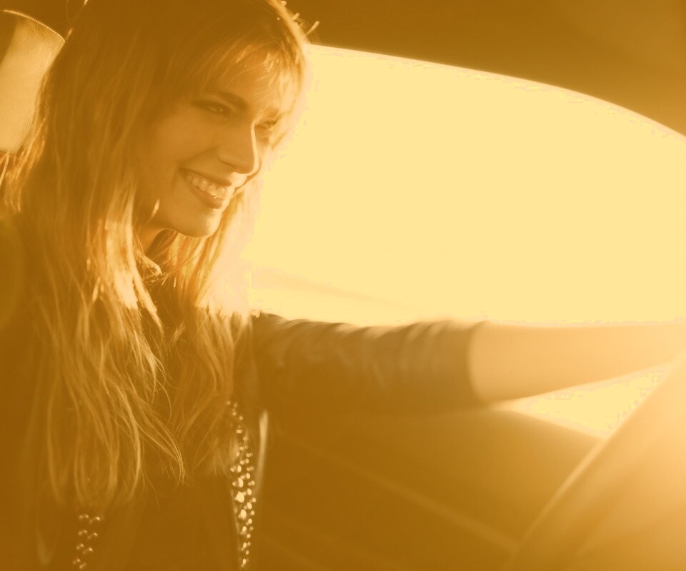 Девушка за рулем автомобиля обои