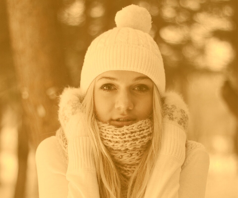 Девушка в белом в снежном лесу обои