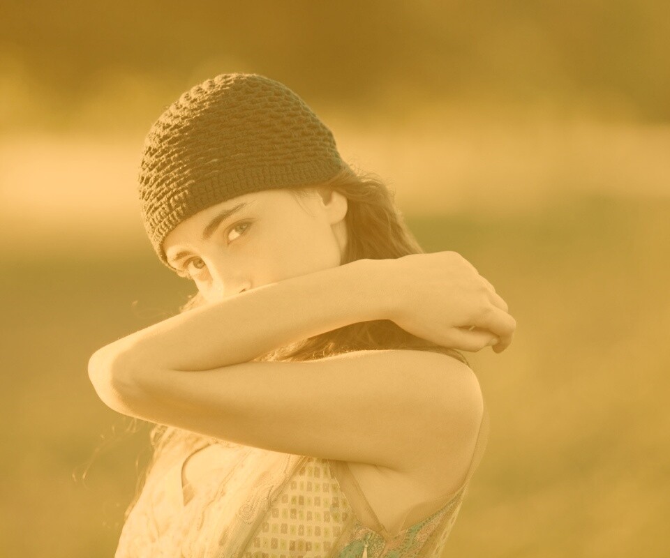 Спрятавшись за сгибом руки обои