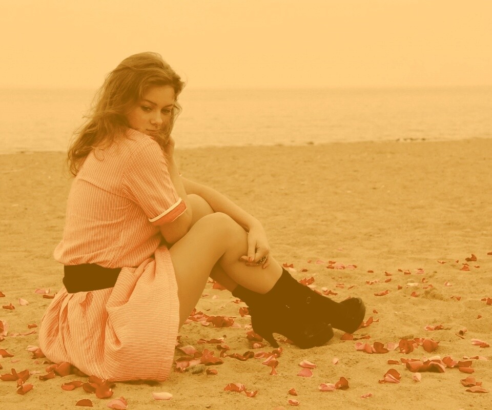 Девушка среди лепестков на пляже обои