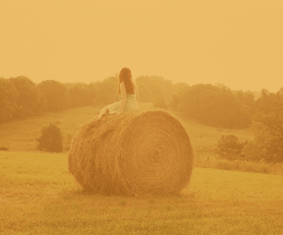 Девушка на снопе сена обои