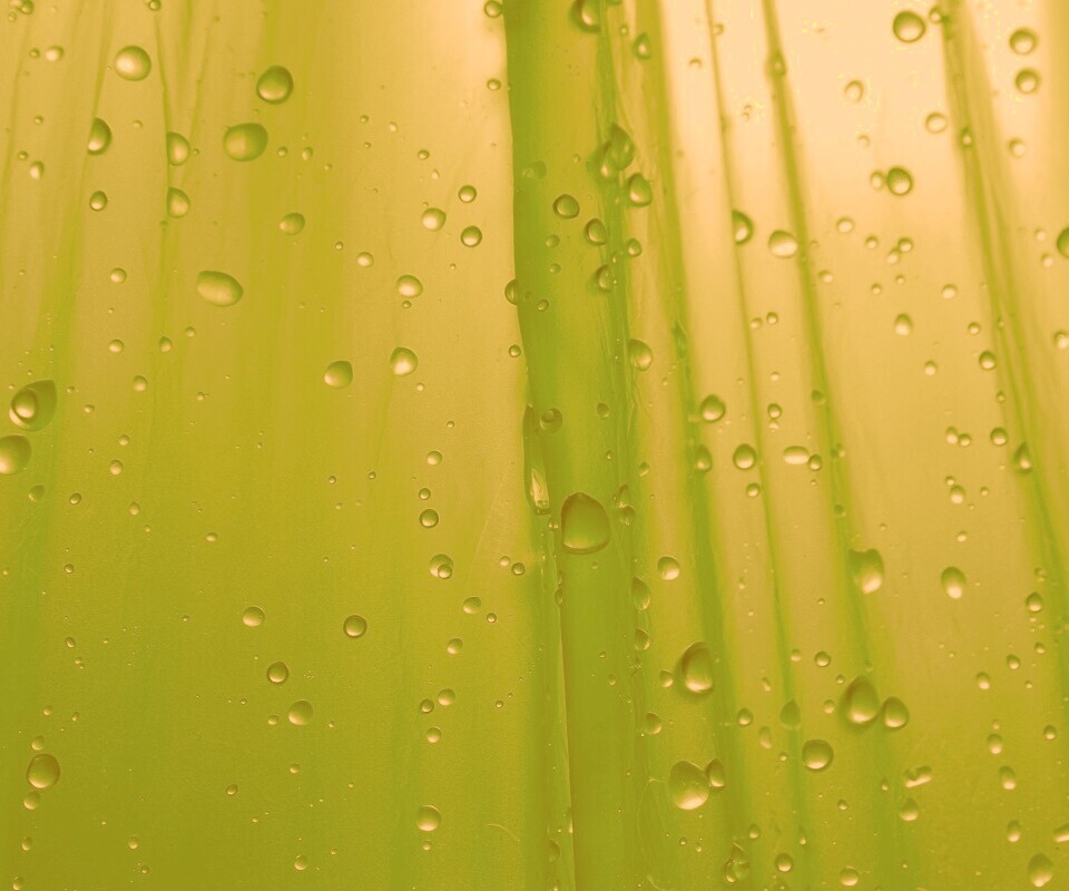 Капли на зеленом пластике обои