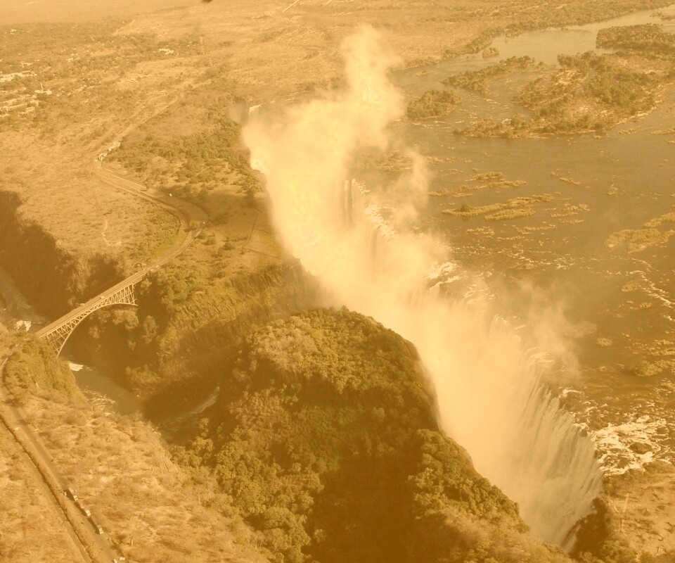 Живописный водопад обои