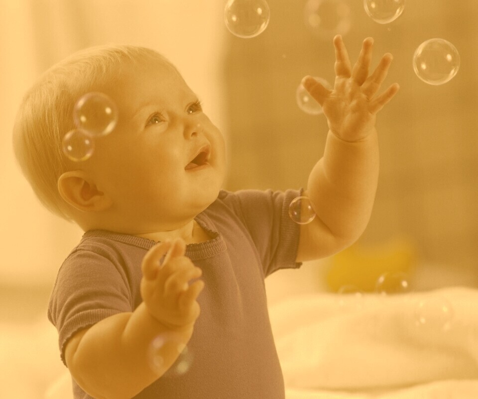 Игра с мыльными пузырями обои