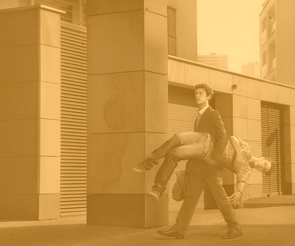 Мужчина с куклой обои