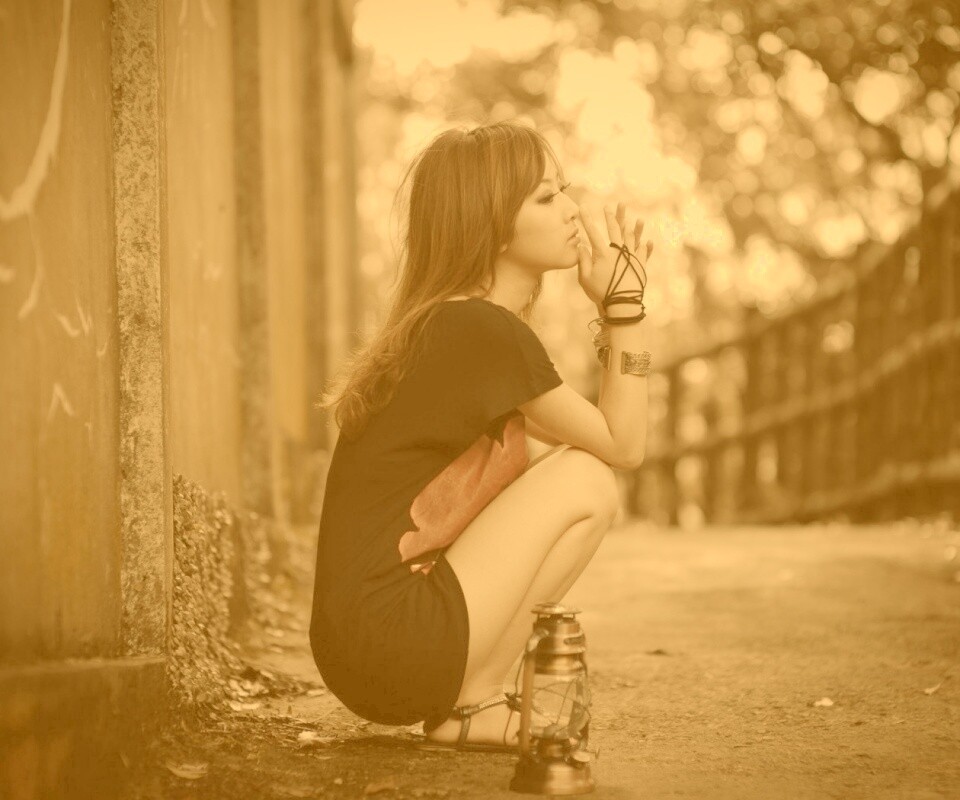 Японская девушка и масляный фонарь обои