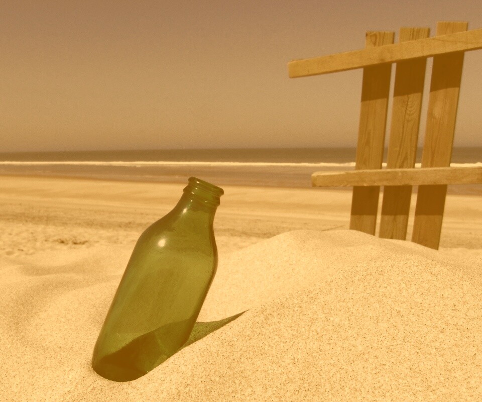Бутылка на пляже обои