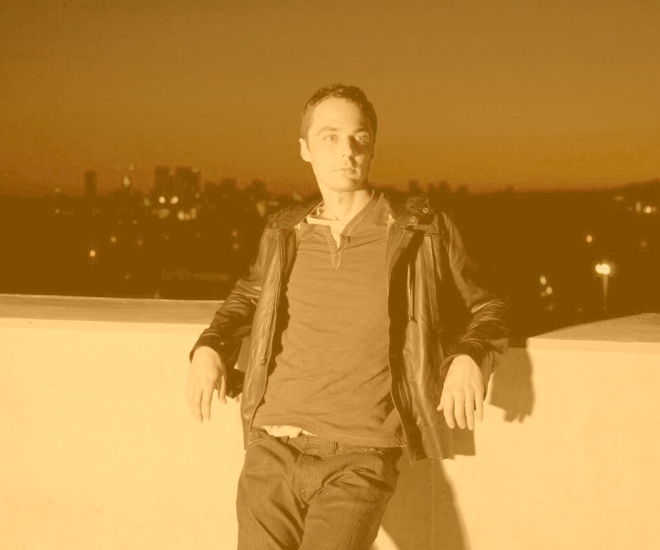 Джим Парсонс на балконе обои