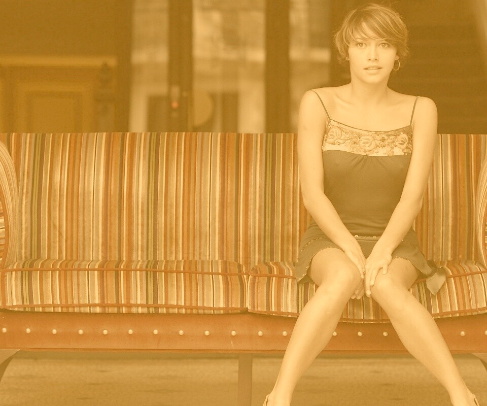 На диване обои