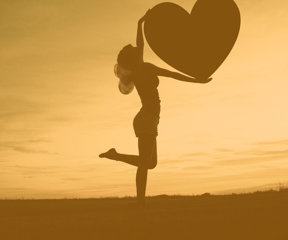 С сердцем в руках обои