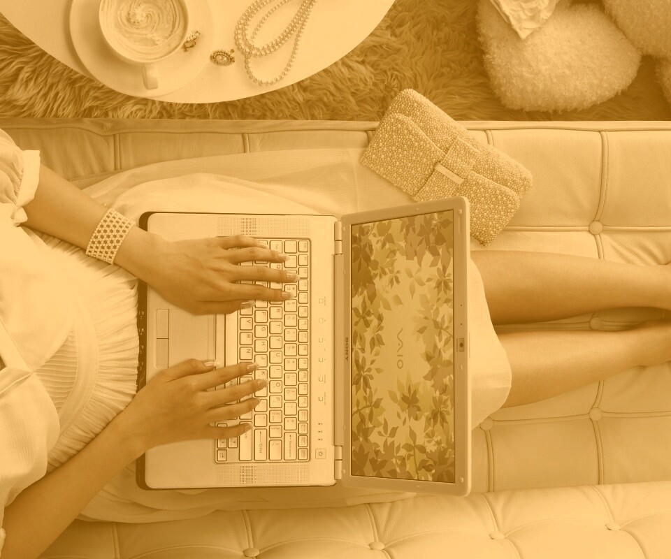 Девушка с ноутбуком vaio обои