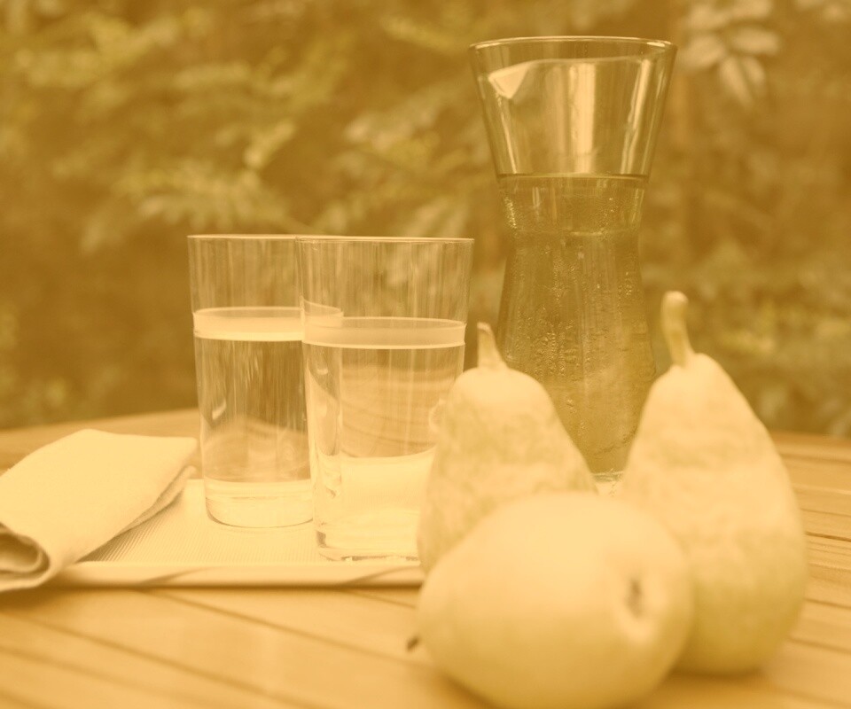 Стол с грушами обои