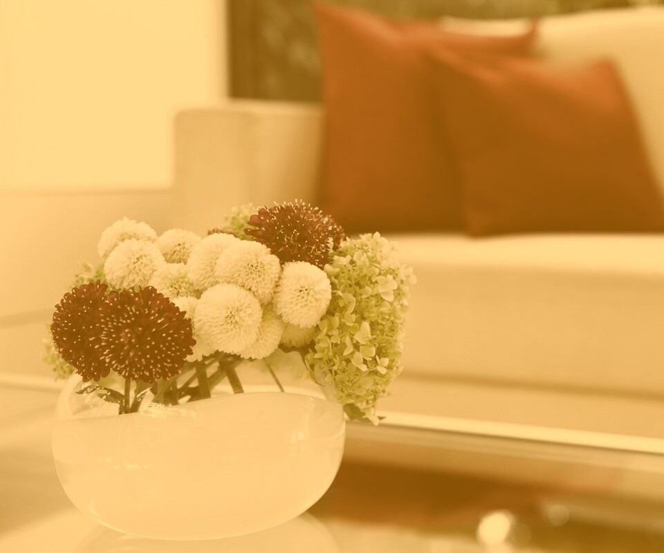 Цветы в белой вазе обои