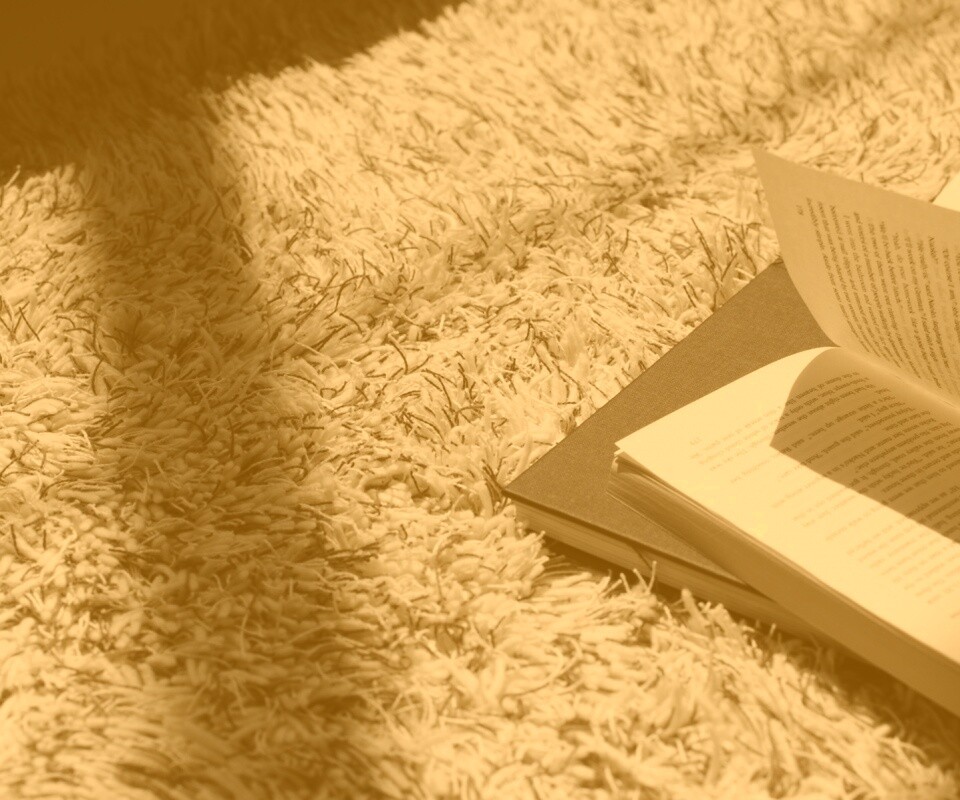 Книга на полу обои