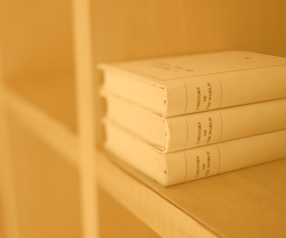 Книги на полке обои