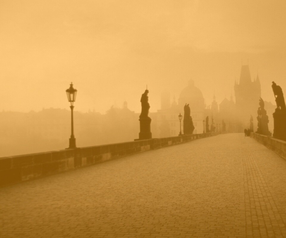 Мост с скульптурами обои